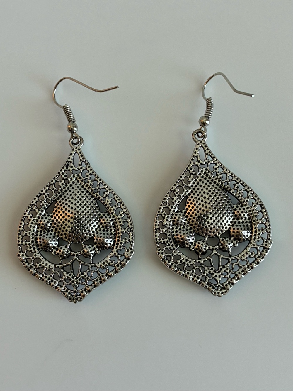 Vintage Silver-Tone Black Teardrop Filigree Dangle Earrings - Picture 6 of 6